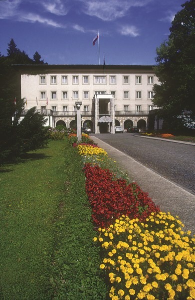 Nekdanja predsedniška rezidenca Vila Bled leži v veličastnem parku tik ob obrežju vedno...